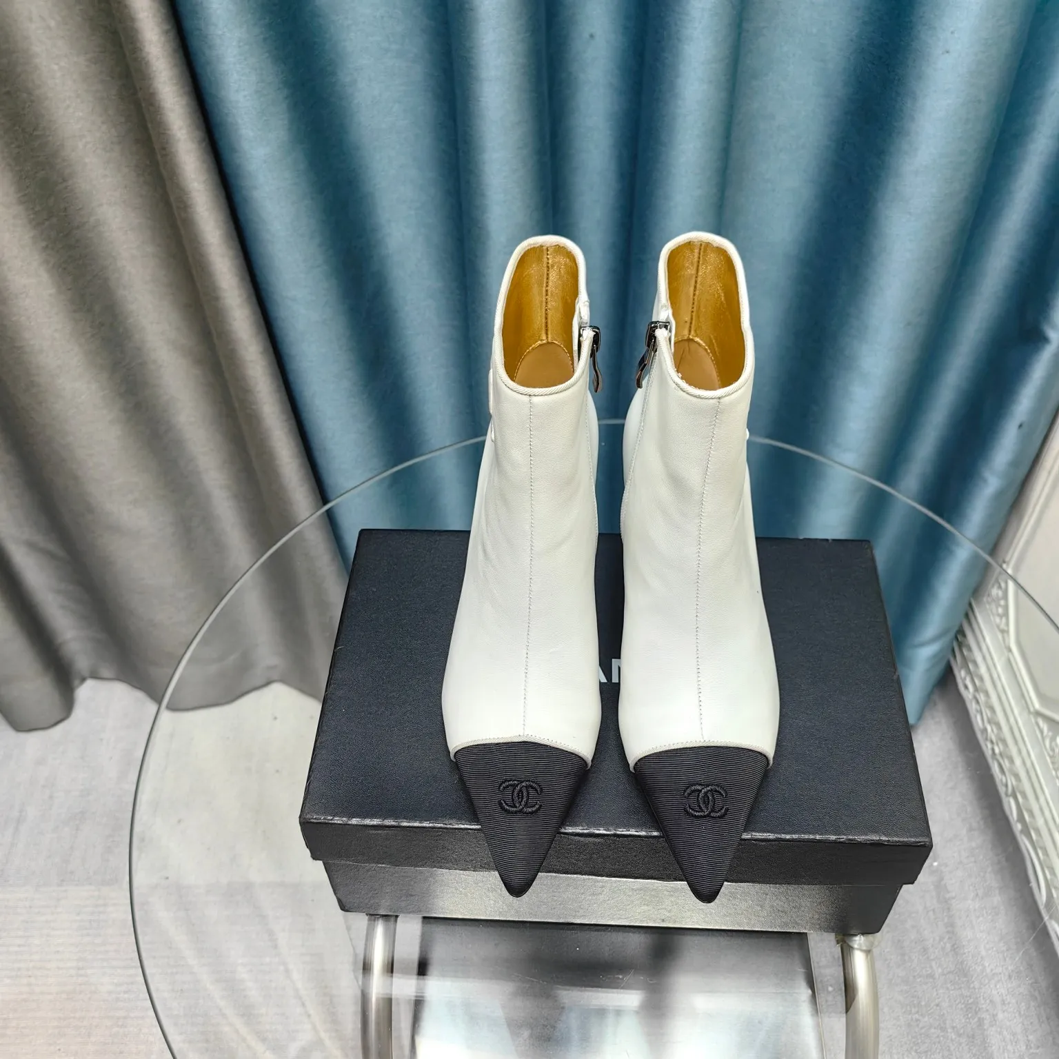 👟👟Ex-factory price 700👟👟Chanel 24B new pointed toe double C embroidered short boots Super handsome shoe shape😎 Cowhide upper, sheepskin lining, genuine leather outsole, 8cm heel height, Size: 35-39, other sizes can be customized